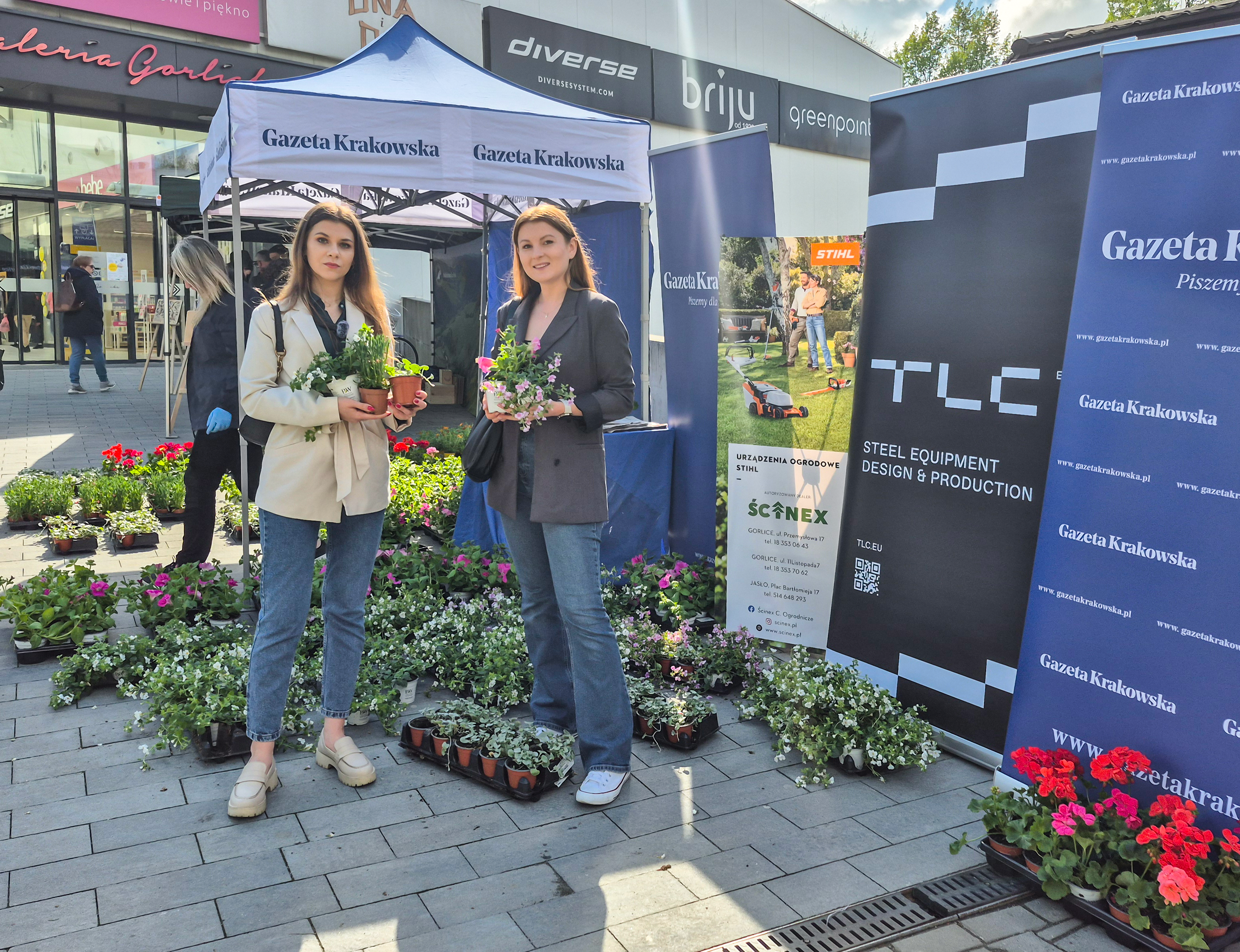 Tree for recyclables in Gorlice – TLC supports the environmental event